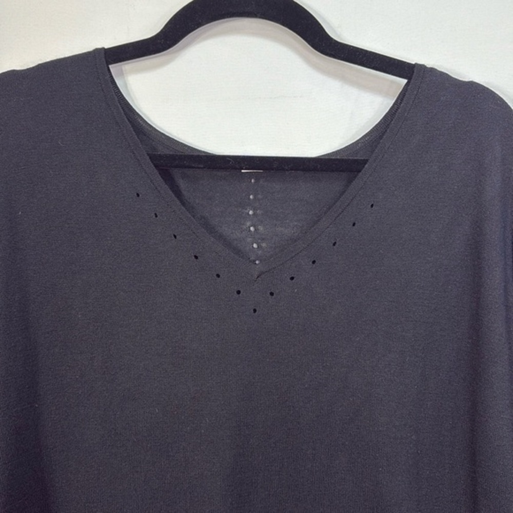 🐝 Lululemon black V-neck, thin, soft sweater